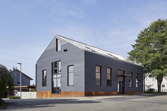 Umnutzung alte Turnhalle in Wohnen und Arbeiten