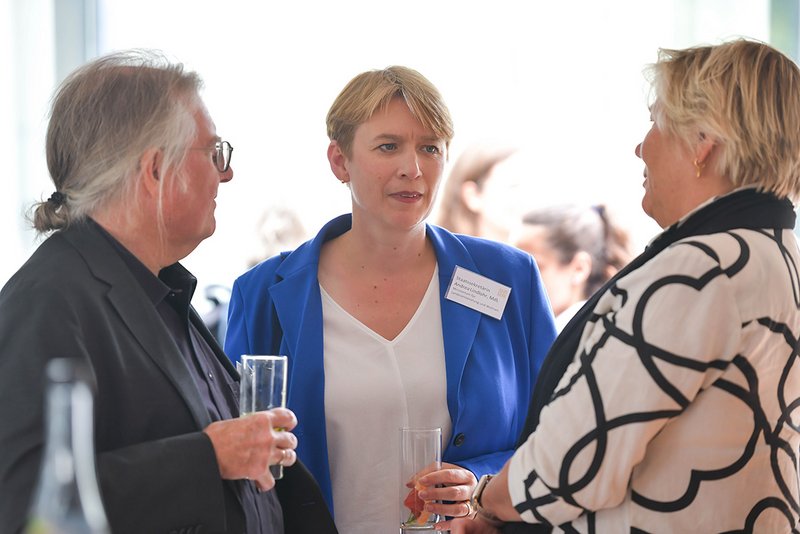 Andrea Lindlohr (Mitte), Staatssekretärin im Ministerium für Landesentwicklung und Wohnen BW, im Gespräch mit dem Stuttgarter Baubürgermeister Peter Pätzold und Stadträtin Rose von Stein