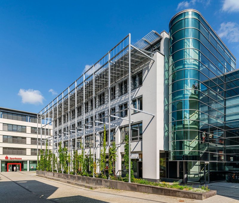 Technisches Rathaus Friedrichshafen
Fassadenbegrünung und Fotovoltaikanlage
Juni 2024