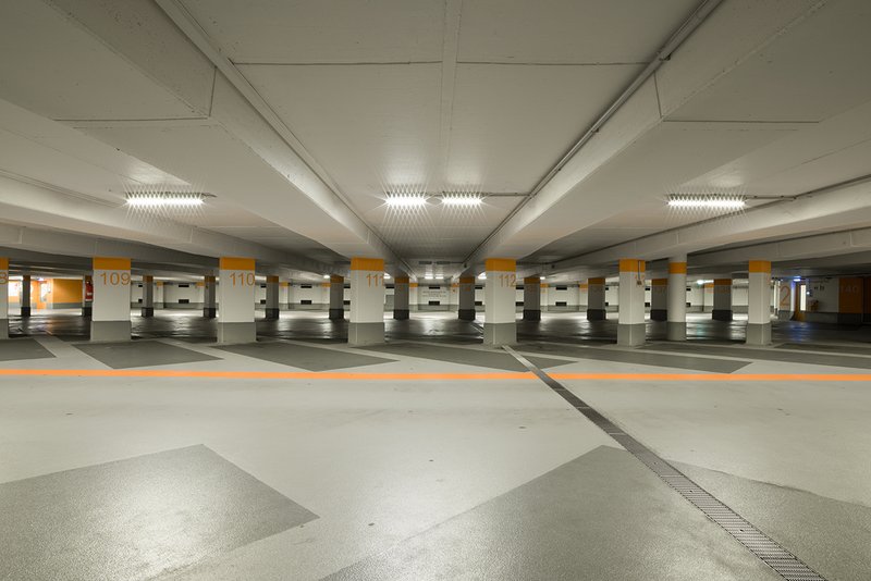 Leere Tiefgarage
