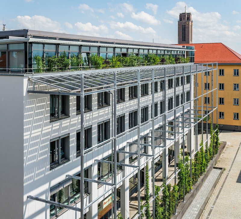 Technisches Rathaus Friedrichshafen
Fassadenbegrünung und Fotovoltaikanlage
Juni 2024