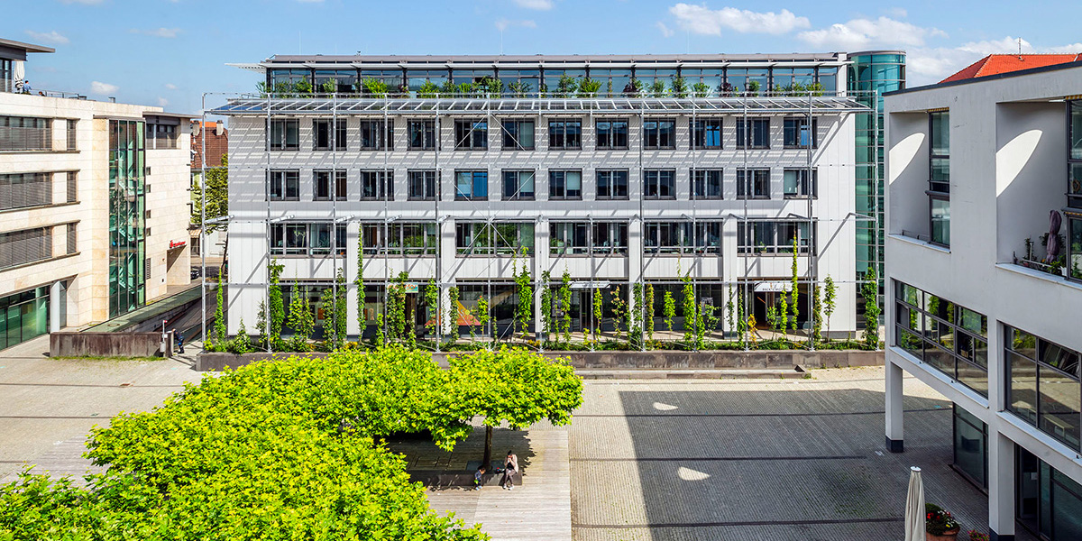 Technisches Rathaus Friedrichshafen
Fassadenbegrünung und Fotovoltaikanlage
Juni 2024