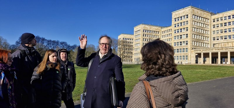 Campus Westend mit Architekturführer H. P. Lied
