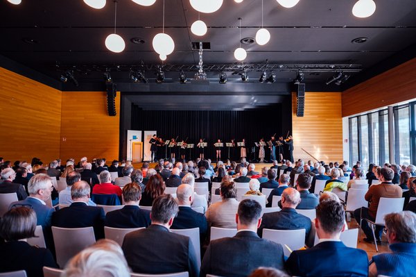 Preisverleihung in der Gemeindehalle Nobelgusch, Foto: Bedenkzeit Fotografie