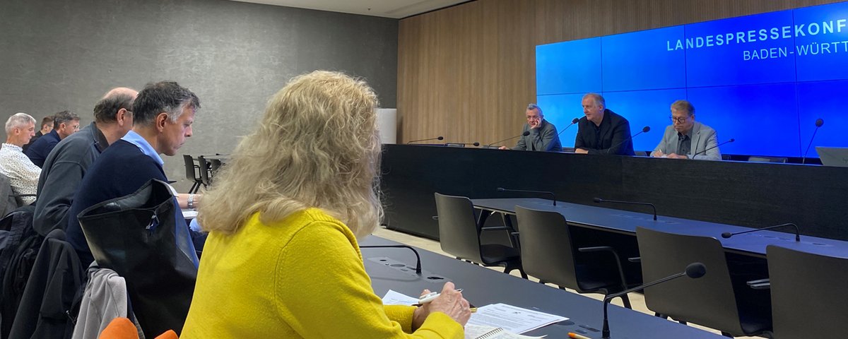Landespressekonferenz am 20. Oktober 2023. Auf dem Podium v.l. Andreas Hofer, Intendant Internationale Bauausstellung 2027 StadtRegion Stuttgart, Markus Müller, Präsident der Architektenkammer Baden-Württemberg, sowie Rolf Gassmann, Landesvorsitzender Deutscher Mieterbund Baden-Württemberg