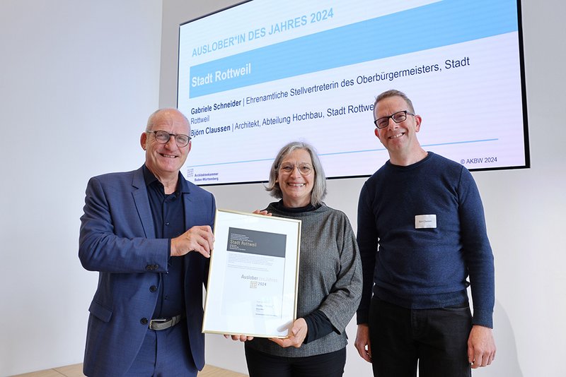 v. l.: AKBW-Vizepräsident Stephan Weber, Stadträtin Gabriele Schneider und Björn Claussen, Architekt in der Abteilung Hochbau der Stadt Rottweil | © AKBW / Jan Potente