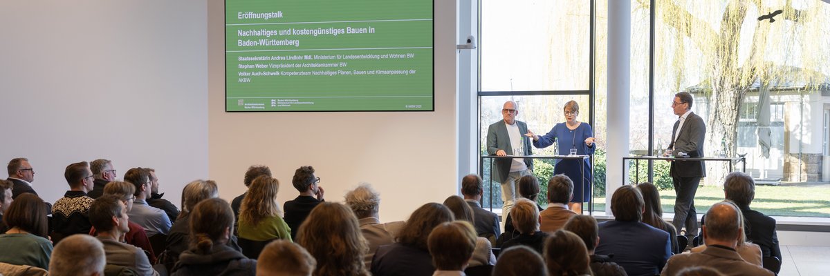 Auf dem Podium v. l. Stephan Weber, Andrea Lindlohr, Volker Auch-Schwelk © Jan Potente