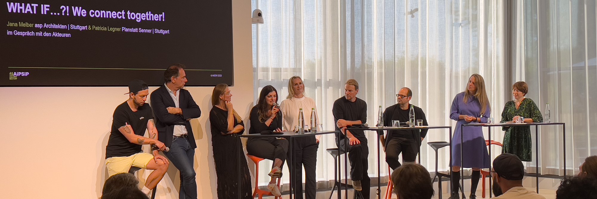 Jana Melber von asp Architekten (2. v. r.) und Patricia Legner von Planstatt Senner (r.) moderierten die Veranstaltung. Hier die Schlussrunde mit allen Referierenden (v. l.): Daniel Lindemann, Niklas Maak, Elena Laschewitz, Cansu Aslan, Karen Krönert, Tobias Baldauf, Stefan Schwarz