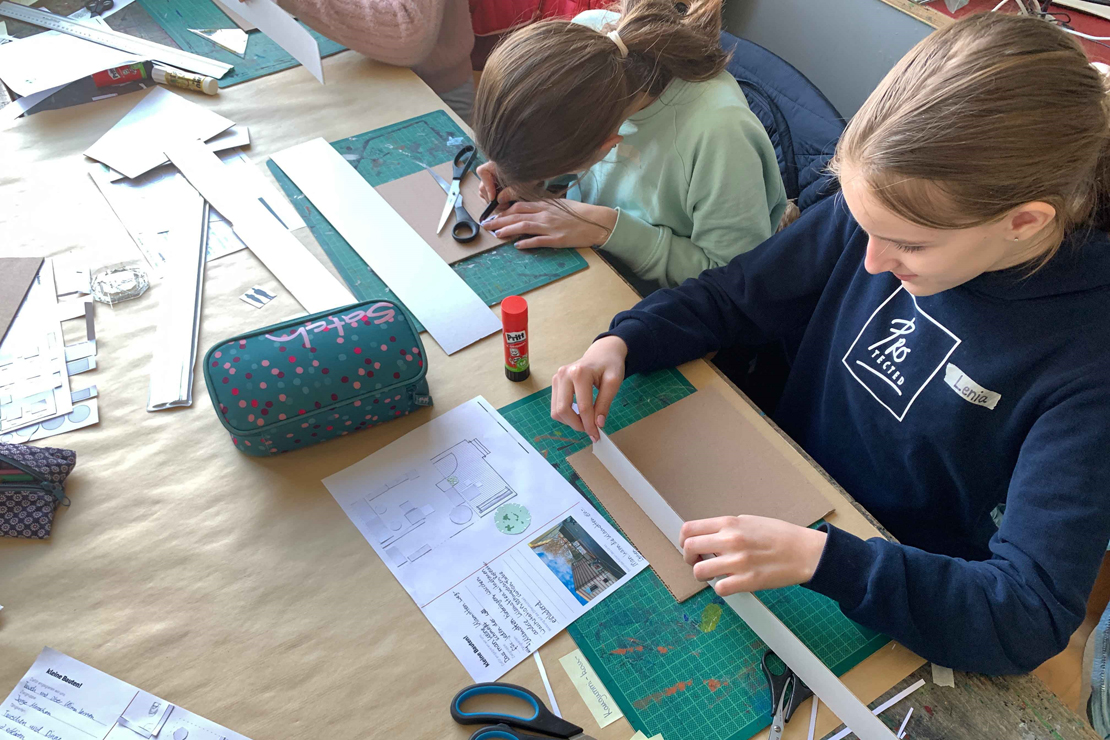 Ein kleines Objekt im öffentlichen Raum